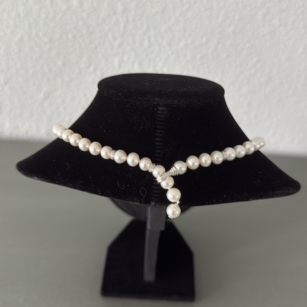 Vintage 20 inch high quality costume pearl necklace.
FINAL MARKDOWN. - Picture 2 of 11